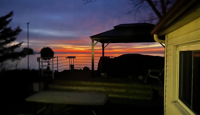 Lovely & cozy cottage beach house with private access beach with hot tub