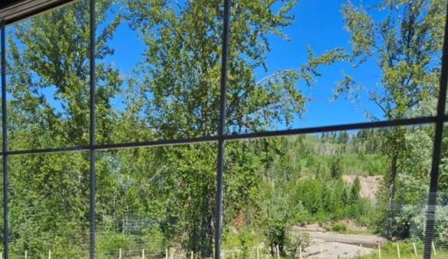 Lovely Creekview beside popular campground