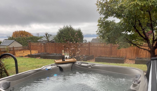 Lovely Oceanside 1-bdrm suite with Hot Tub and fireplace