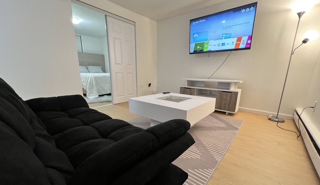 Lovely one-bedroom unit with free parking