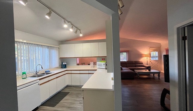 Lovely Water Front Cottage- pool,firepit and amenities near by & access to water