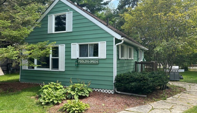 Lovely Water Front Cottage- pool,firepit and amenities near by & access to water