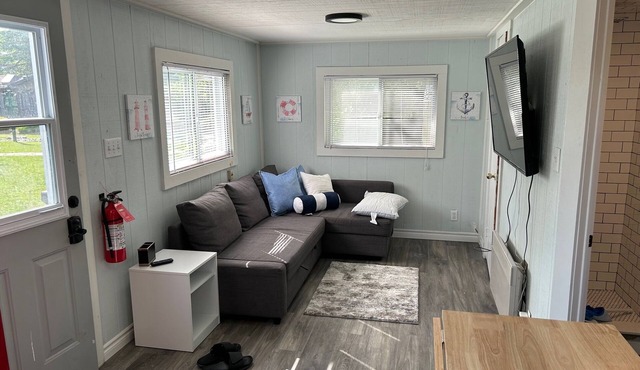 Lovely Water Front Cottage- pool,firepit and amenities near by & access to water