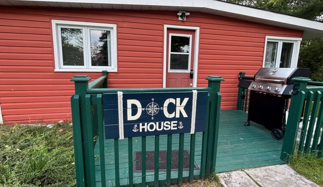 Lovely Water Front Cottage- pool,firepit and amenities near by & access to water