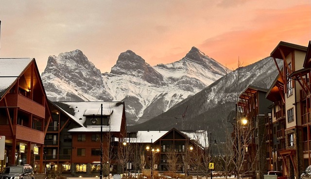 *LUX* 1 BR King Condo DT Canmore, Heated Parking, Hot tub