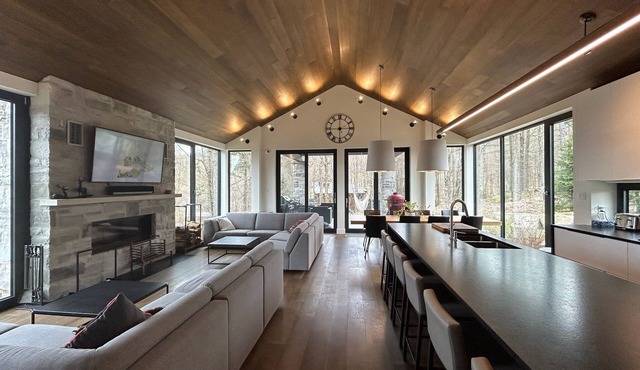 Luxueux ski in /ski out BromontnnLuxurious ski-in /ski- out chalet in Bromont