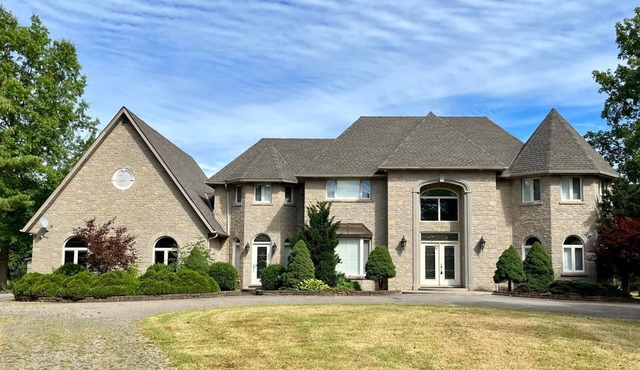 Luxurious 5-acre estate is only 15 minutes from the majestic Niagara Falls