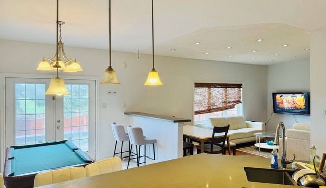 Luxurious House - 4 Bedrooms, 1 King, 3 Queen, 1 Singe bed Near Airport sq1