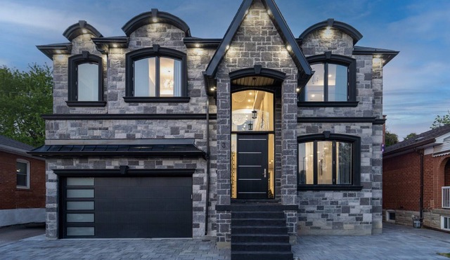 Luxurious Mansion South Toronto minutes from lake