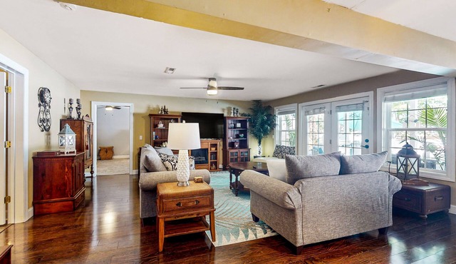 Luxurious single-level retreat with private pool, oasis yard, & AC in Ringgold