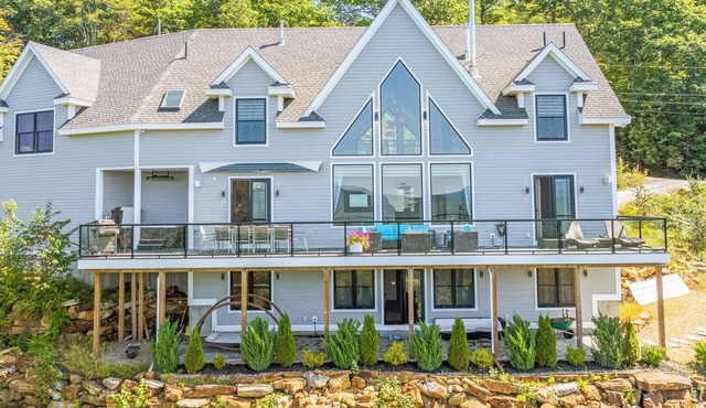 Luxurious Spacious 6-bedroom House. Best Views, Hot tub. Waterville Estates!
