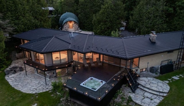 Luxurious Waterfront 5BR w/Kings Beds & Hot Tub