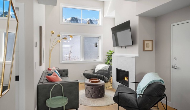Luxuriously Cozy 3-bedroom Townhouse in Harvey Heights - 2 min to Banff Gate