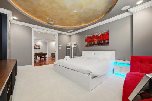 Luxury 2BR Retreat Near UBC with Sauna, Theatre & Pool Table
