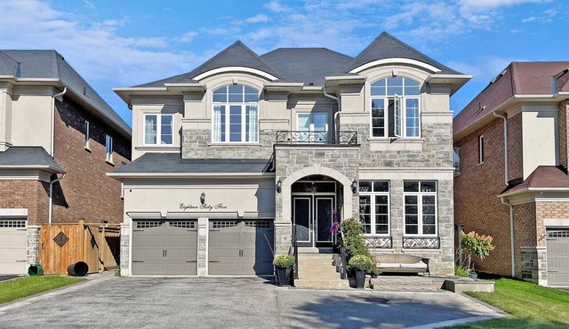 Luxury 3 Bedroom Family Home - w/Free WiFi & Parking. 20mins from Downtown