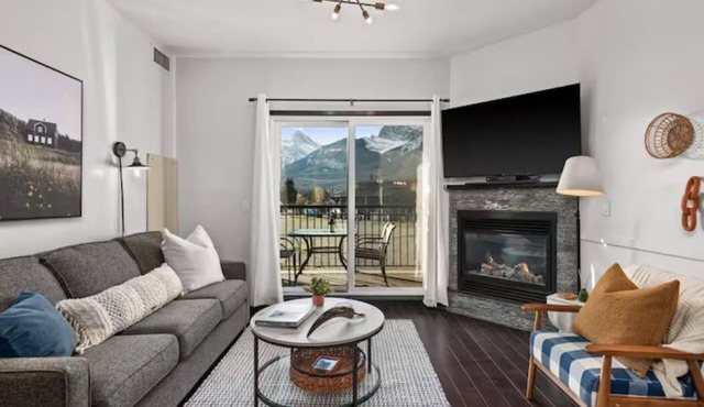 Luxury 3B Mountain Views - Pool & HotTub - Sleeps 10