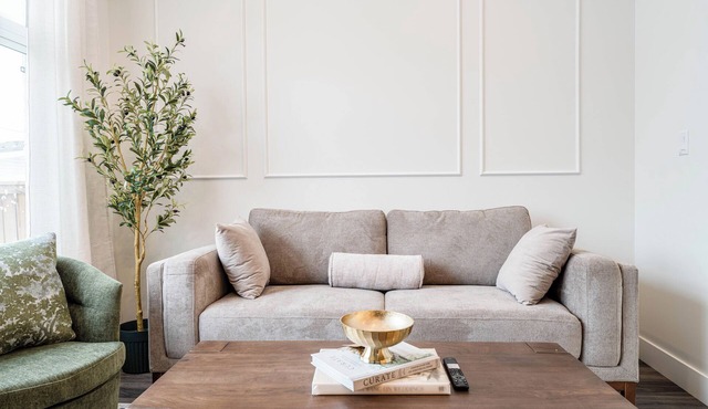 Luxury 3BR Retreat Near Downtown | 5-PC King Ensuite +Private Balcony | Sleeps 6
