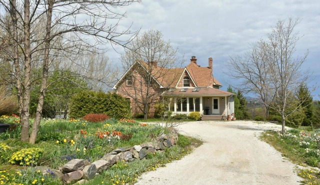 Luxury 4 Bdrm Farmhouse, sleeps 12, near Grey Highlands, Blue Mountain, Meaford