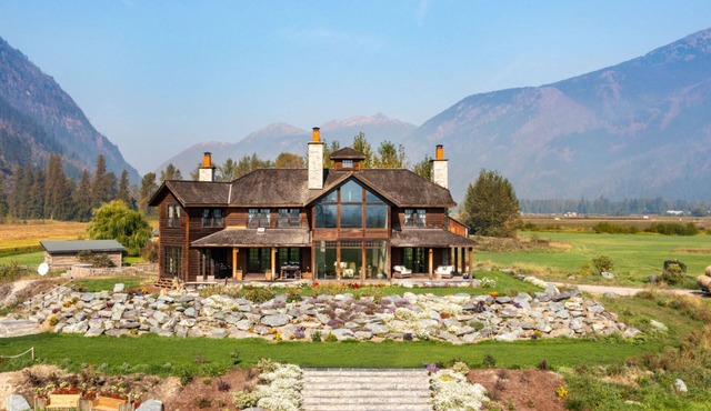 Luxury 4-bed house on 135 acre farm in stunning Pemberton Meadows
