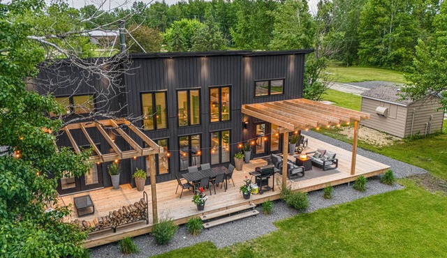 Luxury Cabin on the Creek, with sauna, in Lac Du Bonnet, Manitoba (sleeps 8)