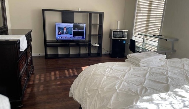 Luxury Chic 1BED Detached house in Central Brantford