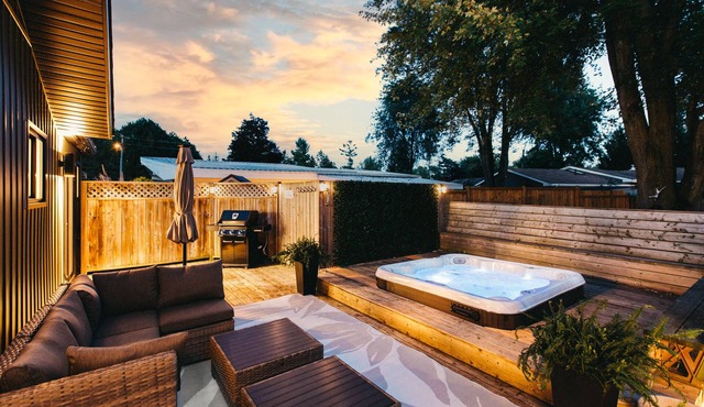 Luxury Coastal Cottage with Hot Tub