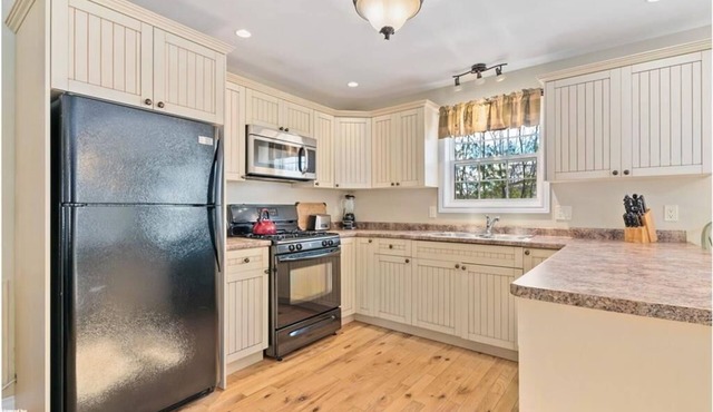 Luxury Cottage in Muskoka with Pool & Hot Tub -1min to the Beach