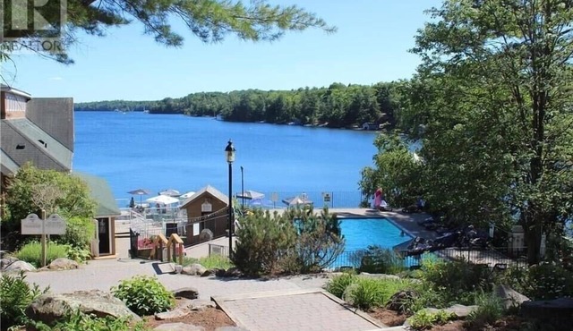 Luxury cottage on lake Joseph at rocky crest golf club