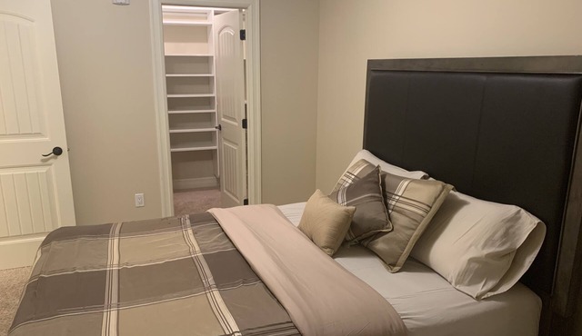 Luxury Downtown full condo - Free Indoor Parking
