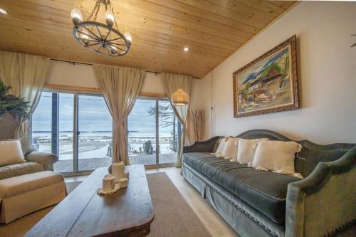Luxury Lakefront Cottage - The Shining Star