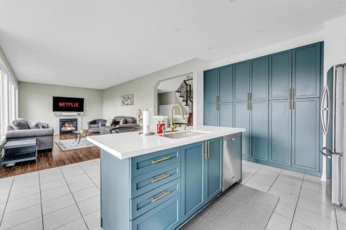 Luxury Mansion with Chefs Kitchen by Niagara Falls