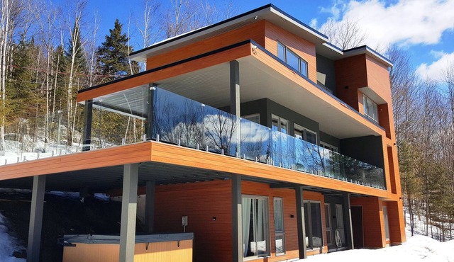 Luxury private estate, waterfront, accommodates 14 people, very private area.