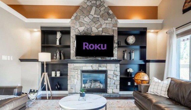 Luxury Retreat | Sleeps 12 | AC, Patio | 5min YQL