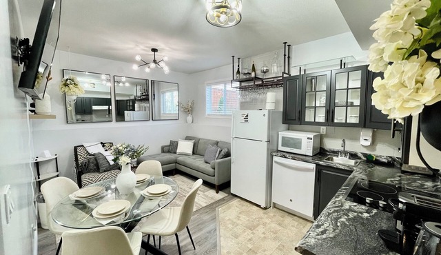 Luxury Suite-Unique Quotes Space