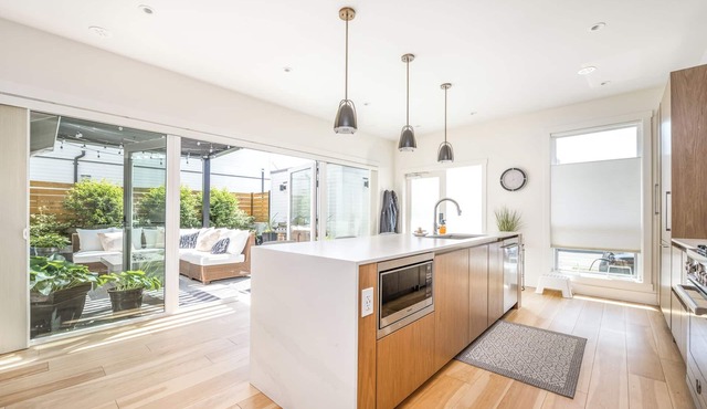 Luxury Tsawwassen Home. Close to Beach and ammenities.