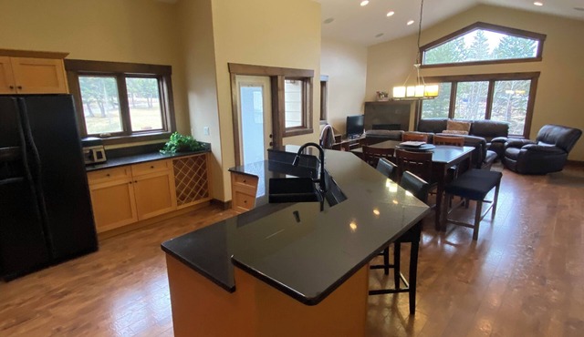 Luxury Walk Out House in Radium Hot Springs 5 Bedrooms