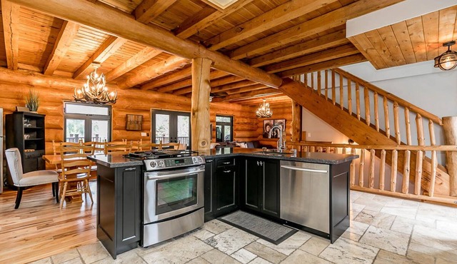 Lynx Lake Lodge w/private beach, Sauna and ample sleeping for large groups!