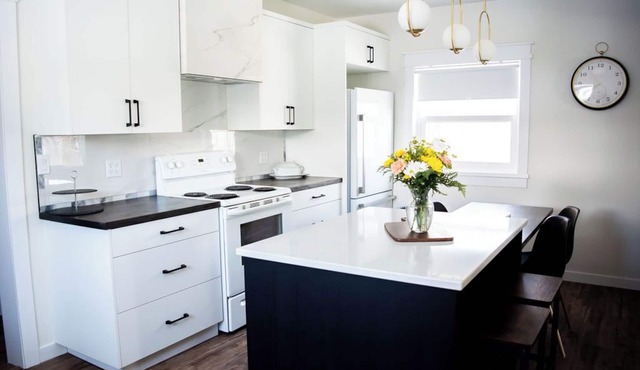 Lyons Manor Rest & Relax, Golf Hockey Curl & Shop Newly Renovated CharacterHome