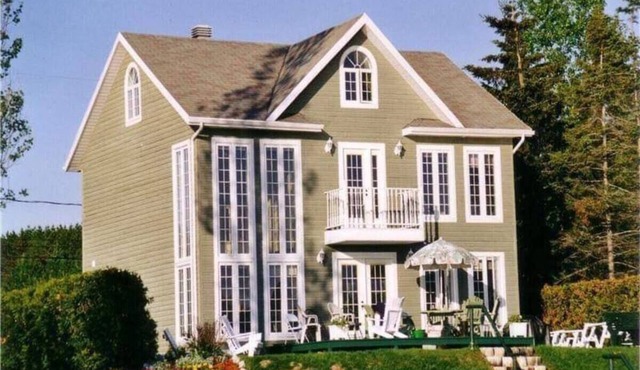 Magnificent cottage on the shores of Lake Nairne in Charlevoix