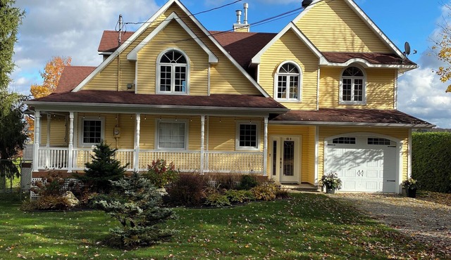 Magnifique Chalet sur le Bord de L'eau à 20 Minutes du Mont Orford et Magog