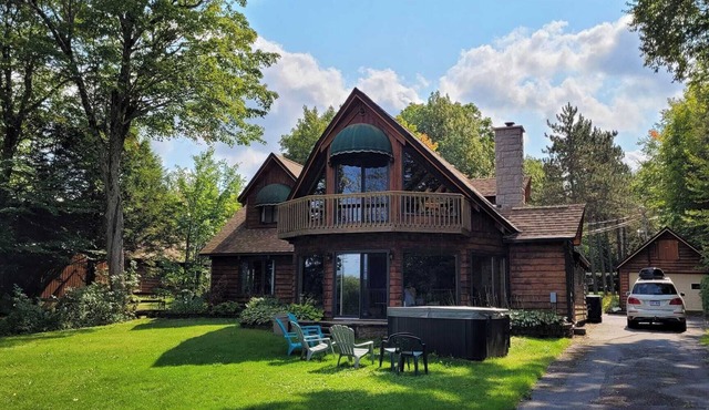 Magnifique Chalet sur le Lac, Terrain Boisé et Ruisseau, spa et Salle de jeu