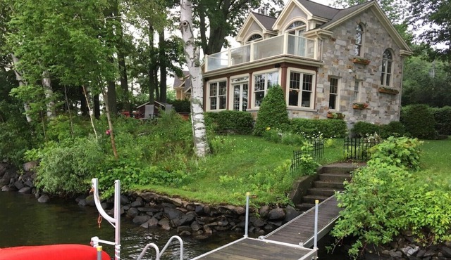 Maison de prestige avec 150 pieds de façade sur le bord du Lac Brome. Brome lake house