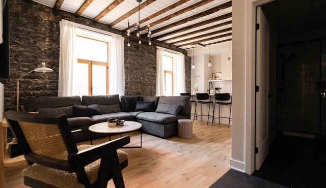Maison Place Royale Luxury Two-Bedrooms Apartment Old Montreal Full Kitchen Stone Walls Wi-Fi AC