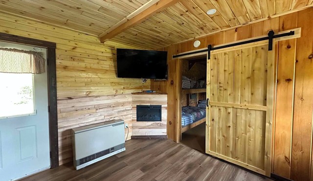 Marvelous 2-bedroom cabin with AC in Fort Kent- Trail Side- Group Cabin-Kitchen