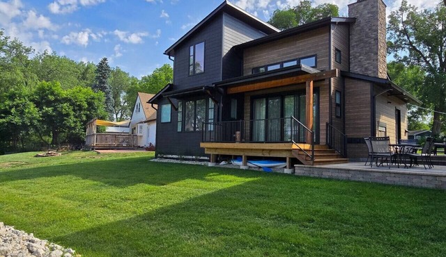 McHenry Riverside Retreat – Comfort & Relaxation in McHenry