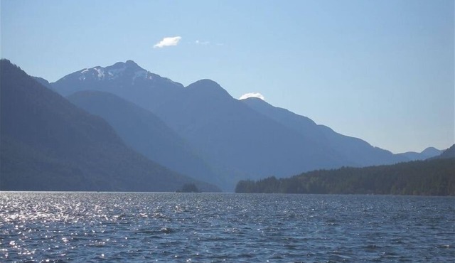 Million Dollar View! Clear, Clean Sproat Lake. 2300.00 Canadian/Week