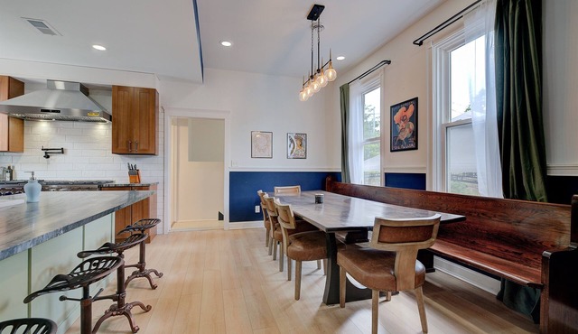 Milwaukee, Sleeps 16, 4 bath, Arcade, Theater, Hot Tub, Gazebo, Firepit