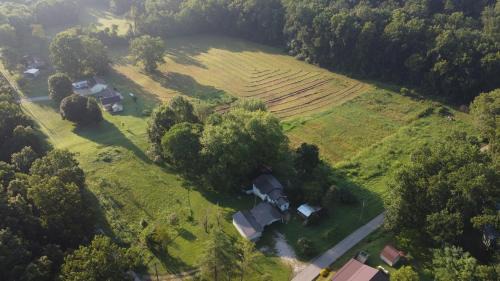 Misty Meadows, peaceful farmhouse in Bloomington