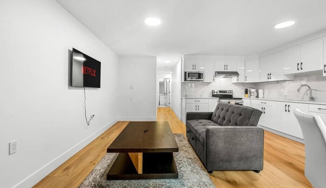 Modern 2-BR/Near Capilano Suspension Bridge