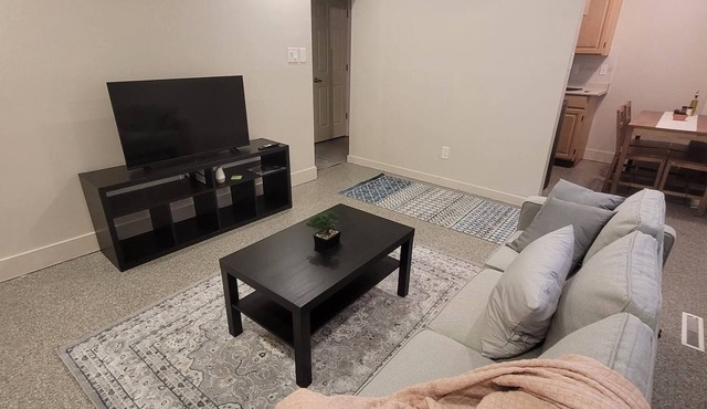 Modern 2BR Near Downtown & Expo Centre